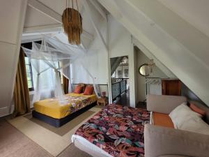 Paopao的住宿－Fare Haurevaiti Moorea，一间卧室配有一张床和一个沙发