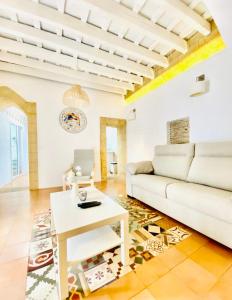 ベヘール・デ・ラ・フロンテーラにあるRomance Vejerのリビングルーム(白いソファ、テーブル付)