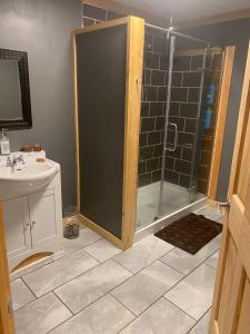 Ένα μπάνιο στο modern one bedroom suite