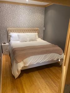 Ένα ή περισσότερα κρεβάτια σε δωμάτιο στο modern one bedroom suite