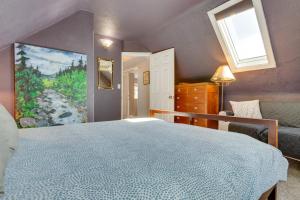 um quarto com uma cama e um quadro na parede em Denver Home with Fireplace - Near Golf and Restaurants em Denver