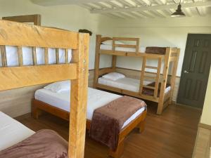 萨兰托Hostal Casa de Los Taitas的有两张双层床和一扇门的房间 更多61张照片