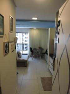ein Wohnzimmer mit einem Sofa und einem Tisch in der Unterkunft Edf Time Ponta Verde, Studio 523 in Maceió