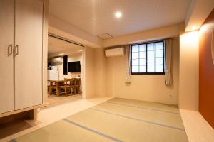 東京日和 في طوكيو: غرفة معيشة مع سجادة كبيرة على الأرض