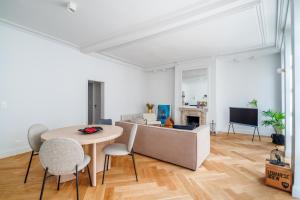 巴黎的住宿－Luxury Living à Montorgueil，客厅配有桌椅