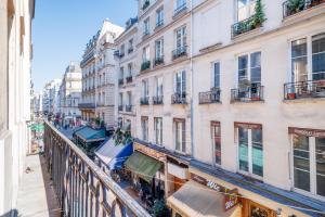 - un balcon offrant une vue sur un bâtiment dans l'établissement Luxury Living à Montorgueil, à Paris