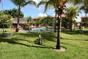 ein Resort mit einem Pool und Palmen in der Unterkunft Amazing 2-Bedroom Townhouse near Eagle Beach in Palm-Eagle Beach
