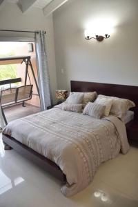 ein Schlafzimmer mit einem großen Bett mit weißen Decken und Kissen in der Unterkunft Amazing 2-Bedroom Townhouse near Eagle Beach in Palm-Eagle Beach
