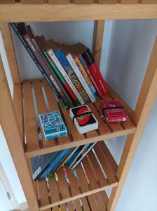 una estantería de madera con libros. en Sweet Home en Mulhouse
