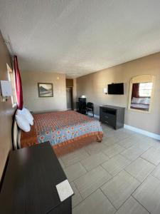 Habitación de hotel con cama y TV en Sunset Inn Historic District St. - St. Augustine, en St. Augustine