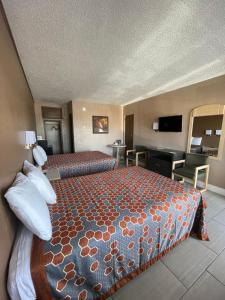Pokój hotelowy z łóżkiem i biurkiem w obiekcie Sunset Inn Historic District St. - St. Augustine w mieście St. Augustine