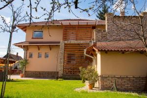 una casa en los suburbios con un patio verde en Toscan Panzió, en Gyál