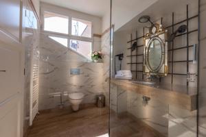 Koupelna v ubytování Little King Hotel U Malvaze