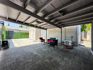 a patio with a table and chairs and a stove at Spacious 4BR 4BA in Hollywood - Ful-WH in Los Angeles