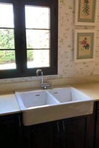 a white sink in a kitchen with two windows at LANZATE! in Tinajo