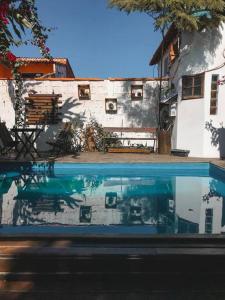 a pool of water in front of a building at Casa grande,3 min a pé do Centro, grupos, familias in Paraty