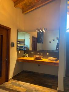 baño con lavabo y espejo grande en Cabañas Santorito, en Mazamitla