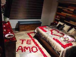 un dormitorio con una cama con un cartel que dice Tyson en Cabañas Santorito, en Mazamitla