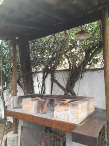 a wooden table with bricks on top of it at Casa grande,3 min a pé do Centro, grupos, familias in Paraty +46 photos