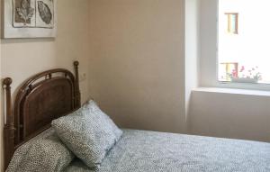 a bedroom with a bed with a pillow next to a window at Awesome Home In Ortigueira With Wifi in Ladrido