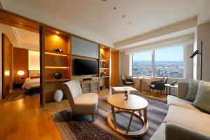 - un salon avec un canapé et une table dans l'établissement Hotel Nikko Kanazawa, à Kanazawa