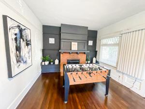 een kamer met een tafelvoetbaltafel in het midden van een kamer bij Peaceful 2 Bedroom Home - NH-WIN in Los Angeles