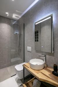 ein Bad mit einem WC, einem Waschbecken und einer Dusche in der Unterkunft Elegance Boutique Hotel in Korçë