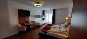 Hotel Amber Altstadt في شترالزوند: غرفة في الفندق مع سرير وغرفة طعام