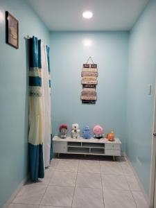 uma sala com uma prateleira com bichos de peluche em Jens Samal Vacation Rental - Centrally Located - Fully Furnished 2br WIFI em Babak