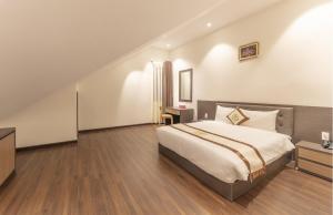 Un pat sau paturi într-o cameră la Kim Resort - Khu Nghĩ Dưỡng Rừng Lá Kim