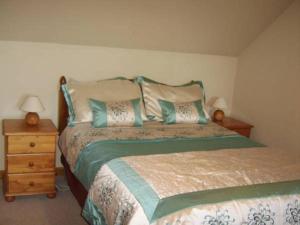 A bed or beds in a room at Tunnag Cottage