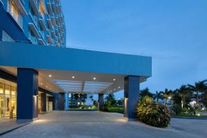 un edificio de oficinas con una fachada azul al atardecer en Guyana Marriott Hotel Georgetown en Georgetown