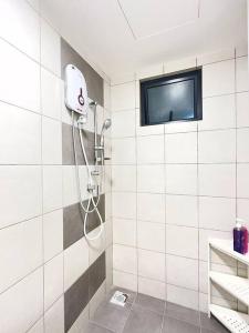 uma casa de banho com um chuveiro e uma televisão na parede em TheSun #BayanLepas#QueensbayMall#PISA#USM em Bayan Lepas