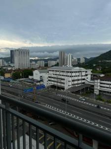 vistas a una autopista en una ciudad con edificios en TheSun #BayanLepas#QueensbayMall#PISA#USM, en Bayan Lepas