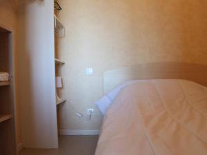 um quarto com uma cama num quarto em Appartement La Rochelle, 1 pièce, 4 personnes - FR-1-246-654 em La Rochelle