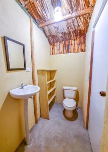 y baño con aseo y lavamanos. en Hospedaje Combi dream bird, en Guanacaste