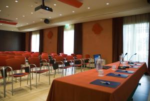 ein Konferenzraum mit Tischen und Stühlen in der Unterkunft Hotel Cruise in Lucino