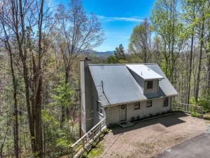 une petite maison au milieu des bois dans l'établissement Ridgecrest, à Gatlinburg