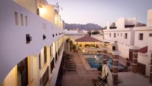 an overhead view of a building with a swimming pool at Hotel-Condo Garimar in San Carlos