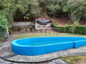 une piscine bleue au milieu d'un jardin dans l'établissement El Mirador Los Nogales, à Yala