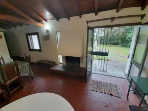 - un salon avec une cheminée et une porte ouverte dans l'établissement El Mirador Los Nogales, à Yala