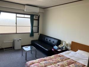 Postel nebo postele na pokoji v ubytování Sky Heart Hotel Shimonoseki