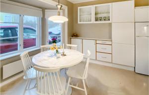 - une cuisine blanche avec une table et des chaises blanches dans l'établissement 4 Bedroom Lovely Home In Vreta Kloster, à Vreta Kloster