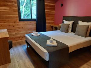 ein Schlafzimmer mit einem Bett und einem Handtuch darauf in der Unterkunft La Rose du Sud in Saint-Joseph