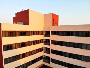 un edificio alto con muchas ventanas a un lado. en Hotel Oslo, en Ciudad de México