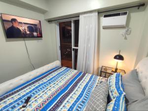 Ein Bett oder Betten in einem Zimmer der Unterkunft Prisma Residences DMCI Stylish Condo Near BGC