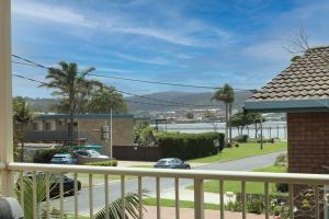 Aussicht vom Balkon eines Hauses in der Unterkunft Beach Haven in Merimbula