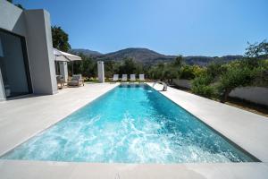 una piscina en el patio trasero de una villa en Villa Vivian Heated Private Swimming Pool & Jacuzzi, en Georgioupolis