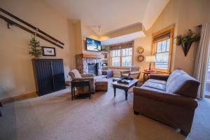 uma sala de estar com sofás e uma lareira em Buffalo Lodge 8411 em Keystone