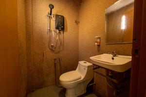 La salle de bains est pourvue de toilettes et d'un lavabo. dans l'établissement MRJ Hotel Wakaf Che Yeh 1, à Kota Bharu